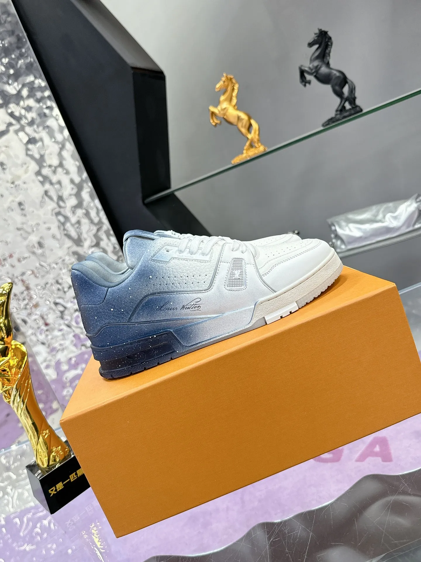 Men's men's shoes💰840❤️❤️❤️ (craft style, hand-rubbed, distressed, solid color, couple style) Original development, quality shipment, welcome to compare ❥❥❥❥❥❥LV sneaker series LV Trainer Maxi sneakers introduce the loose silhouette of the ready-to-wear series into the LV Trainer sneaker design written by Virgil Abloh, making an eye-catching appearance at the 2023 spring and summer men's wear show. The cow leather upper is combined with rough fabric laces, and colorful beading highlights the brand's classic elements. LV letters mark the tongue and Monogram floral outsole. Mixed materials Made of first-layer cowhide, wrapped in imported custom-printed denim, thick shoelace design, large Monogram print on the side, "lv 54" badges on the tongue and heel, rubber outsole decorated with Monogram flowers, mesh lining and cotton feet, the comfort is as extreme as ever, premium heritage, quality first, worth owning! Size: 35-40 for women, 39-44 for men (45 and 46 are custom-made and non-returnable) ♡Full set of packaging with original gift box